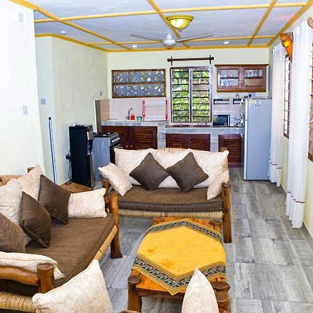 Apartmenthaus Salama Villen In Diani Диани Бийч Екстериор снимка